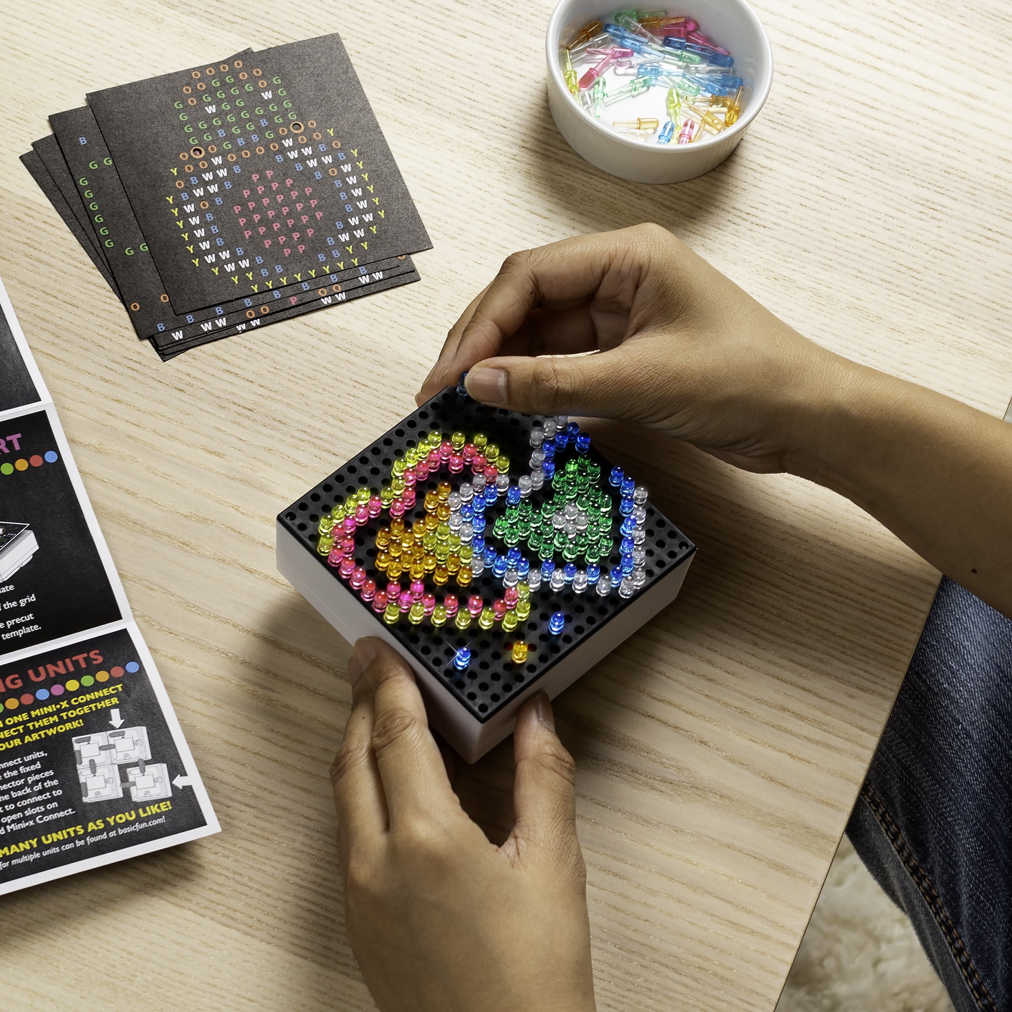 Lite Brite - Mini 3.5 - Includes 4 Templates and 80 Colored Pegs 